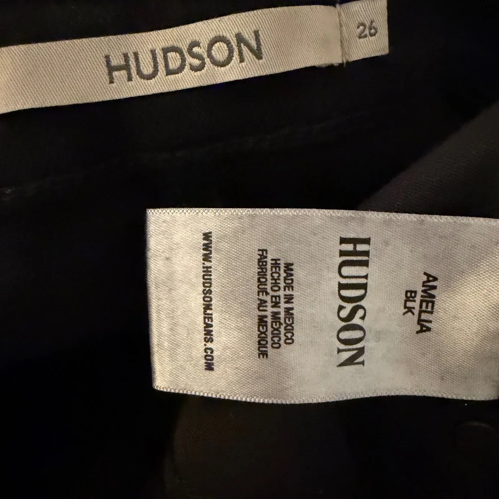 NWOT Hudson Jeans Womens Amelia Mid Rise Knee Short Black Denim Bermuda Size‎ 26